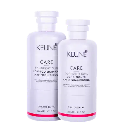 Dois frascos brancos da linha Keune Care Confident Curl, um shampoo low-poo e um condicionador, ambos para cabelos cacheados do tipo 2A a 4C.