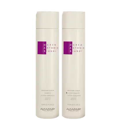 A imagem mostra shampoo e condicionador Brazilian Curls de 300ml cada, da marca MAB by Alfaparf Milano. São dois frascos cilíndricos de cor branca com detalhes em roxo. Traz a indicação para promover cachos hidratados.