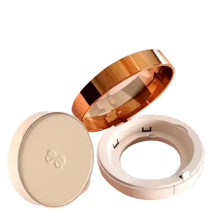 A imagem mostra um estojo elegante de pó compacto na cor cobre e rose gold. Ao lado, há uma caixinha de pó compacto Latika, com as mesmas cores.