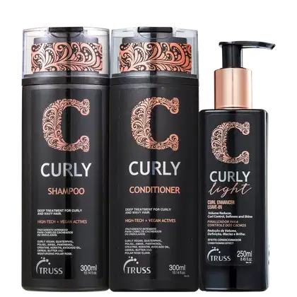 A imagem mostra uma linha de produtos para cabelos da marca Truss. São eles:
- Shampoo Curly Low Poo
- Condicionador Curly
- Ativador de Cachos Curly