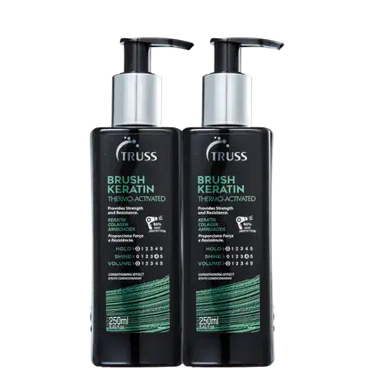 A imagem mostra dois frascos de um produto para cabelos da marca Truss. Os frascos são pretos com detalhes em prata e verde, apresentando bombas dosadoras na parte superior. O produto é chamado "Brush Keratin Thermo-Activated".