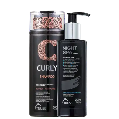 A imagem mostra o shampoo Curly, com embalagem preta e rótulo com um C desenhado na cor salmão e descrições em letras brancas, com tampa em detalhes salmão. E o sérum Night Spa em embalagem pump preta, com letras brancas e detalhes azul no rótulo.