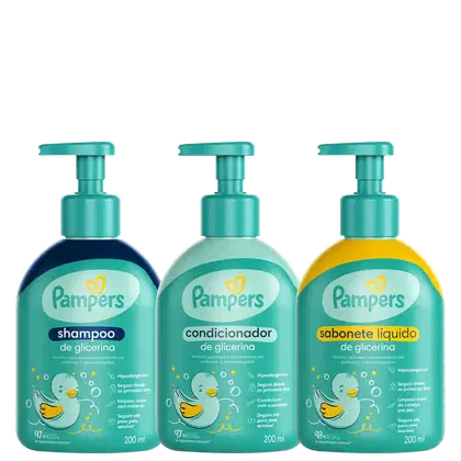 A imagem traz shampoo, condicionador e sabonete líquido Pampers. Todos dispostos lado a lado em fileira em embalagens de cor verde clara com ilustrações infantis de pato.