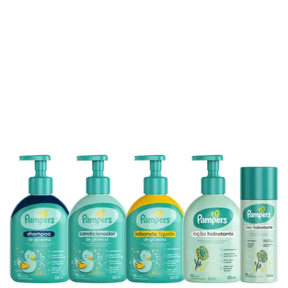 A imagem traz shampoo, condicionador, sabonete líquido, loção hidratante e óleo hidratante da Pampers. Todos dispostos lado a lado em fileira em embalagens de cor verde clara com ilustrações infantis de flor e pato.