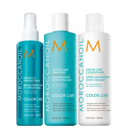 Três produtos da marca Moroccanoil para cabelos coloridos. Um spray protetor de 160ml em frasco azul turquesa. Um shampoo de 250ml em frasco azul turquesa. Um condicionador de 250ml em frasco branco. Todos os frascos têm o logotipo M da marca em laranja,