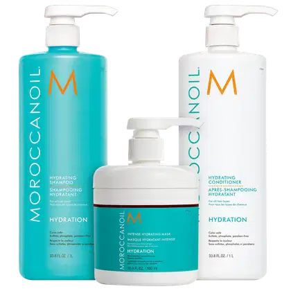A imagem mostra três produtos da marca Moroccanoil para hidratação. Shampoo em frasco plástico azul turquesa de 1 litro. Condicionador em frasco plástico branco de 1 litro. Máscara hidratante intensiva em pote plástico azul turquesa de 500 ml.