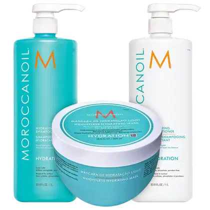 A imagem mostra três produtos da marca Moroccanoil para hidratação: shampoo e condicionador em frascos plásticos de 1 litro, na cor turquesa e branco, com o logotipo "M" laranja; e máscara de hidratação em um pote redondo turquesa de 500ml