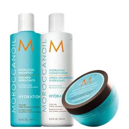 A imagem mostra produtos da marca Moroccanoil para hidratação. Shampoo em frasco plástico azul turquesa de 250ml. Condicionador em frasco plástico branco de 250ml. Máscara hidratante intensiva em embalagem redonda azul turquesa.