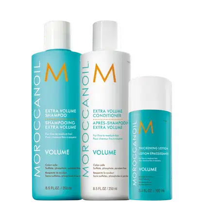 Produtos da linha Moroccanoil Volume. Shampoo, condicionador e loção espessante em frascos plásticos cilíndricos. Os frascos do shampoo e condicionador são de 250ml e a loção espessante é de 100ml. As cores predominantes são turquesa, branco e laranja.