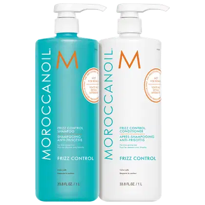 A imagem mostra shampoo e condicionador Moroccanoil de 1 litro. Embalagens plásticas na cor azul turquesa e branca, com letras brancas e pretas e logotipo da marca em laranja.