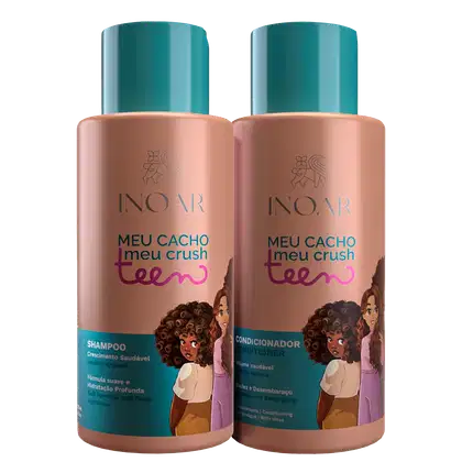 A imagem mostra o shampoo e condicionador para cabelos cacheados da linha "Meu Cacho Meu Crush Teen" da marca Inoar. Os frascos cilíndricos têm tampa verde e corpo em tons de rosa metálico. Nas embalagens, há ilustrações de meninas com cabelos cacheados.
