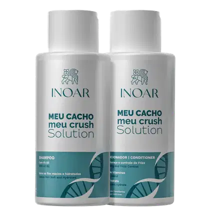 A imagem mostra o dois frascos de plástico branco contendo shampoo e condicionador da linha "Meu Cacho Meu Crush Solution" da marca Inoar. Os frascos têm formato cilíndrico e apresentam o logotipo da marca e o nome do produto em letras verdes.