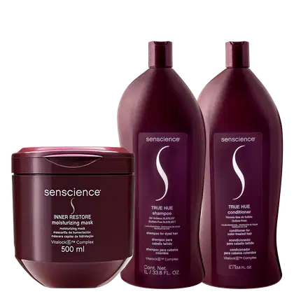 Três produtos da marca Senscience: um frasco de máscara hidratante Inner Restore de 500 ml, um frasco de shampoo True Hue de 1 litro e um frasco de condicionador True Hue de 1 litro, todos em embalagens de cor vinho escuro.