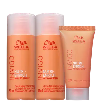 A imagem mostra o Kit Wella Nutri-Enrich com dois shampoos de 50ml, e uma máscara de 30ml. Os produtos apresentam o logotipo da Wella com perfil estilizado de uma mulher com cabelos esvoaçantes e as cores predominantes são laranja e branco.