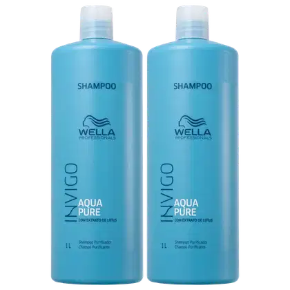 Dois frascos de shampoo da linha Wella Professionals Invigo Aqua Pure. Os frascos são de plástico transparente na cor azul clara, com tampa branca. Cada frasco tem capacidade de 1 litro.
