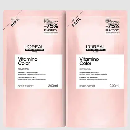 Dois frascos de shampoo da marca L'Oréal Professionnel, série Vitamino Color, com rótulos em rosa claro. Cada frasco contém 240ml de produto e possui um rótulo com o nome da linha e a indicação de "Refil Ecorecarga" com 75% de plástico reciclado.