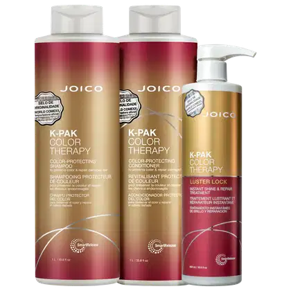 Produtos de tratamento capilar Joico K-Pak Color Therapy. Dois frascos plásticos cilíndricos grandes de shampoo e condicionador. Um frasco menor de tratamento instantâneo para brilho e reparação, na cor vinho.