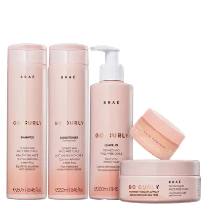 A imagem mostra uma linha de produtos de beleza da marca Braé, voltada para cabelos cacheados e ondulados. Os rótulos exibem o nome da marca e a linha "Go Curly", que promete definir e controlar o frizz dos cachos, deixando-os sedosos e brilhantes.