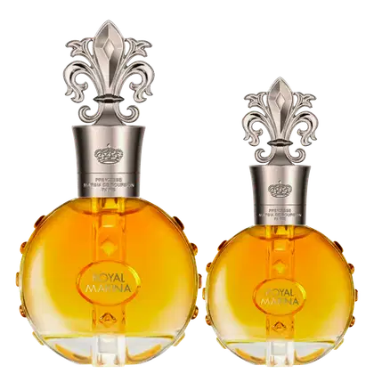O produto apresentado na imagem são dois frascos de perfume da marca Marina de Bourbon. Os frascos possuem um design elegante e ornamentado, com uma tampa em formato de flor de lis.