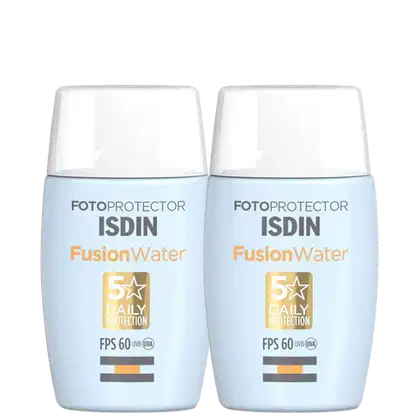 Dois frascos brancos de protetor solar ISDIN Fusion Water com FPS 60, com 30ml cada.