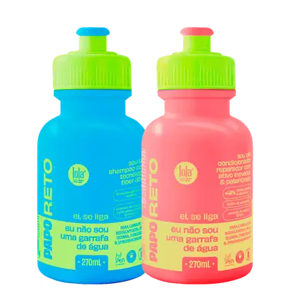 A imagem mostra um kit com uma unidade de shampoo e um condicionador, em embalagem cilíndrica com tampa verde e detalhes em amarelo, e a outra vermelha com detalhes amarelos e tampa verde.