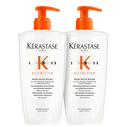A imagem mostra duas embalagens de shampoo, de 500ml, branca, com tampa pump laranja.