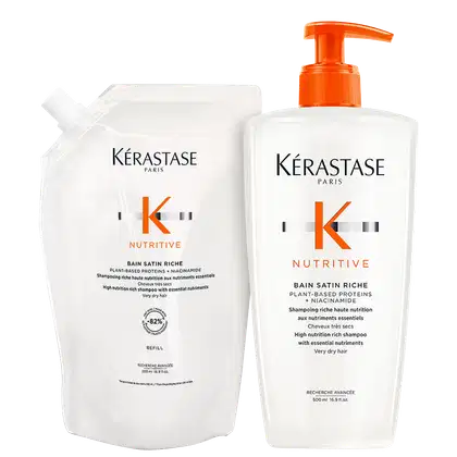 A imagem mostra duas embalagens de shampoo, de 500ml, branca, uma de refil e outra com tampa pump laranja.