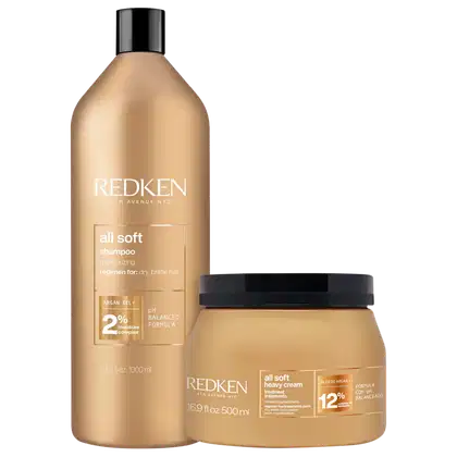 Produtos de tratamento capilar Redken. Um shampoo All Soft de 1000ml em frasco plástico bege com detalhes em preto. Um creme de tratamento All Soft Heavy Cream de 500ml em pote plástico bege com detalhes em preto.