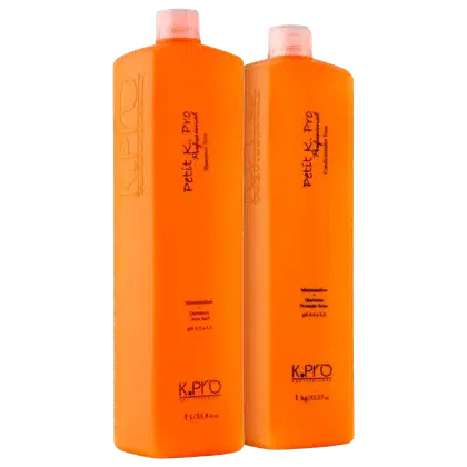 O produto apresentado na imagem são dois frascos de shampoo da marca K.Pro. Os frascos possuem formato cilíndrico e são predominantemente na cor laranja. Cada frasco contém 1 litro de produto e possui um rótulo com o nome "Petit K.Pro".