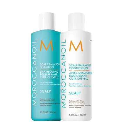 Dois frascos de produtos Moroccanoil para o couro cabeludo: um shampoo e um condicionador equilibrante, ambos em embalagens brancas e azuis com logotipo laranja.