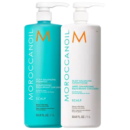 Dois frascos de produtos Moroccanoil para o couro cabeludo, um com embalagem azul-turquesa e outro branco, ambos com bombas doseadoras. Os rótulos indicam "Scalp Balancing Shampoo" e "Scalp Balancing Conditioner".
