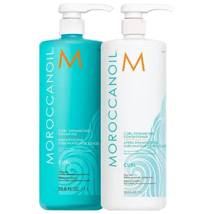 Dois frascos de produtos Moroccanoil: um frasco de shampoo para cachos em cor azul-turquesa e um frasco de condicionador para cachos em cor branca, ambos com bombas doseadoras.