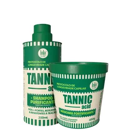 Produtos da marca Lola From Rio: um frasco verde de shampoo purificante e um pote verde de máscara fortificante, ambos com rótulos destacando o "Protocolo de Longevidade Capilar" e a linha "Tannic Acid".