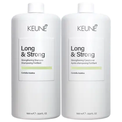Dois frascos brancos da linha Long & Strong da Keune, contendo shampoo e condicionador fortalecedores com Centella Asiática. Os rótulos exibem o nome da marca e do produto em letras pretas.