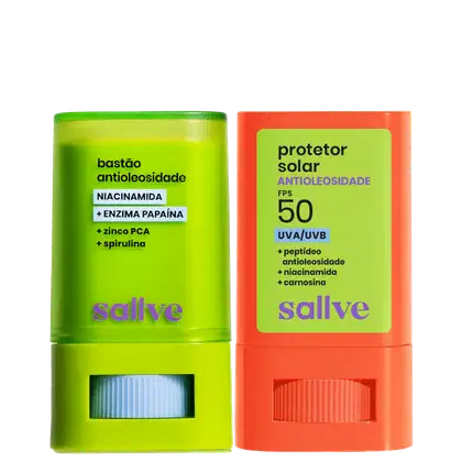 Dois produtos de beleza da marca Sallve: um bastão antioleolosidade verde e um protetor solar laranja, ambos com informações sobre os ingredientes e propriedades impressas nos rótulos.