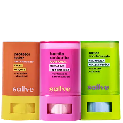 Três produtos da marca Sallve: protetor solar laranja com FPS 60, bastão anticelulitico rosa com ceramidas e niacinamida, e bastão antioleosidade verde com niacinamida, enzima papaína, zinco PCA e spirulina.