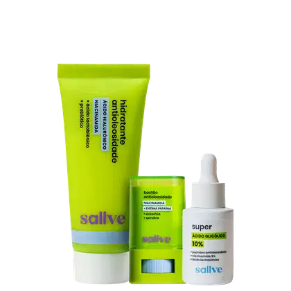 Três produtos da marca Sallve: um hidratante antioleosidade, um bastão antioleosidade e um sérum antioleosidade. Todos em embalagens de cores verde e branca, com rótulos e informações sobre os ingredientes e benefícios dos produtos.
