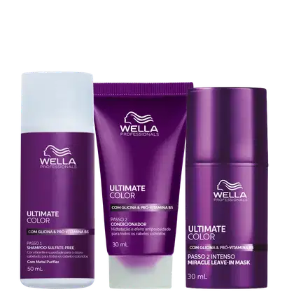Três produtos da linha Ultimate Color da Wella Professionals: shampoo sulfate-free de 50 ml, condicionador de 30 ml e máscara leave-in de 30 ml, todos em embalagens de plástico com predominância da cor roxa e o logotipo da marca.