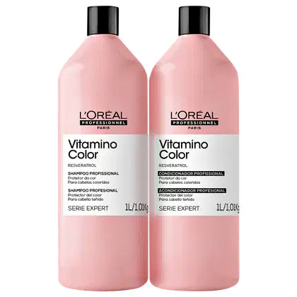 Dois frascos de 1L da linha Vitamino Color da L'Oréal Professionnel, com embalagem rosa e detalhes em preto. Produtos de tratamento profissional para cabelos coloridos, incluindo shampoo e condicionador.