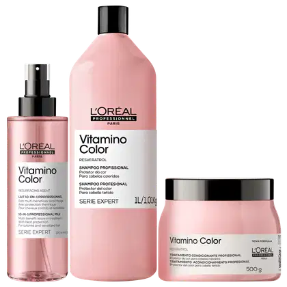 Produtos da linha Vitamino Color da L'Oréal Professionnel, incluindo um frasco de leite de tratamento, um frasco de shampoo e um pote de tratamento condicionante, todos em tons de rosa e branco com rótulos indicando a linha e os benefícios.