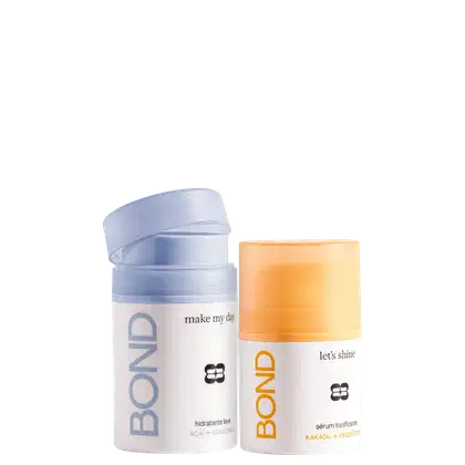 Dois produtos de beleza da marca Bond Rio: um hidratante facial em embalagem branca e azul, e um sérum tonificante em embalagem laranja. Ambos apresentam rótulos com o nome da marca e descrições dos produtos.