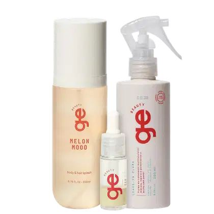 Conjunto GE Beauty com três produtos: frasco cilíndrico branco com líquido bege "Melon Mood" (200ml), frasco pequeno translúcido e frasco spray branco com líquido rosado (200ml). Embalagens com logo vermelho "ge" e textos em branco.