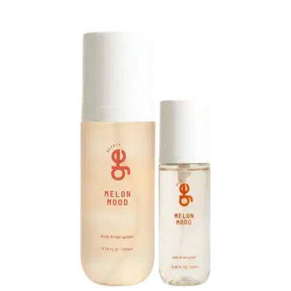 Dois frascos GE Beauty Melon Mood body & hair splash: frasco maior 200ml com embalagem branca e líquido bege claro, e frasco menor 100ml com embalagem branca e líquido transparente. Ambos apresentam logo "ge" em vermelho.