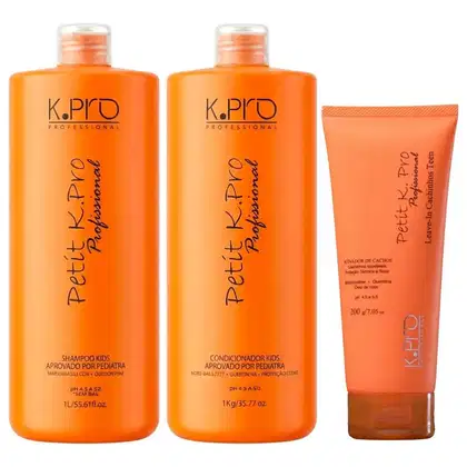 Kit com shampoo, condicionador e ativador de cachos da linha Petit, da marca K.Pro. 