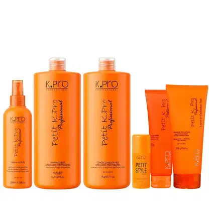 Kit com shampoo, condicionador, ativador de cachos, leave-in, pomada modeladora e bastão modelador da linha Petit, da marca K.Pro. 