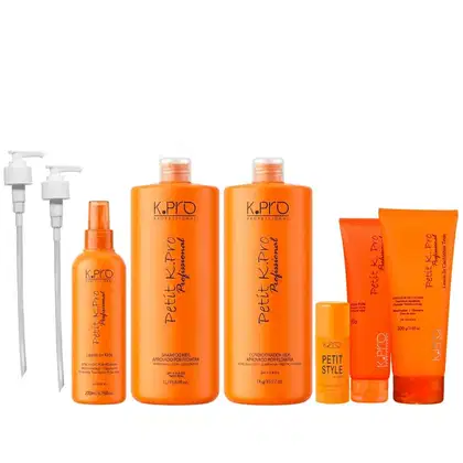 Kit com shampoo, condicionador, ativador de cachos, leave-in, pomada modeladora e bastão modelador da linha Petit, da marca K.Pro. Acompanha 2 válvulas pump.