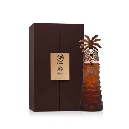 Frasco de perfume Ajwaa da marca Lattafa Perfumes, em formato de palmeira, com embalagem marrom escura e rótulo dourado. O frasco possui um design elaborado e detalhado, com uma tampa em forma de folhas de palmeira.