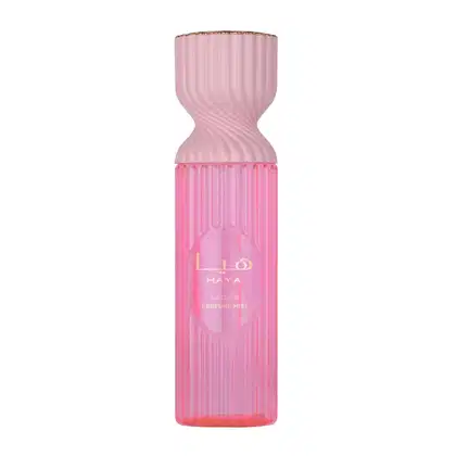 Frasco do body splash Lattafa Haya, com design ondulado em tom rosa, contendo texto "Lattafa" e "Perfume Mist" em destaque. Embalagem elegante e sofisticada, com acabamento dourado.