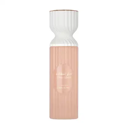 Frasco de body splash Fakhar Rose Lattafa. O rótulo exibe o nome da marca "Lattafa" em árabe e inglês, além da indicação "Perfume Mist".