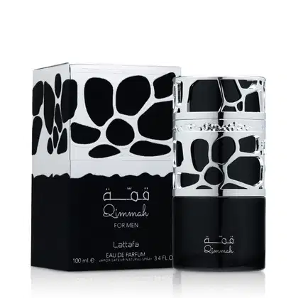 Perfume masculino Qimmah da marca Lattafa em embalagem preta e branca com padrão de manchas. Frasco de 100 ml com rótulo em árabe e inglês. Produto apresentado em caixa com design gráfico monocromático.